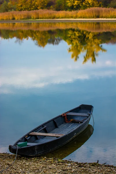 Boat On Calm Sea In Autumn — Stock Photo, Image