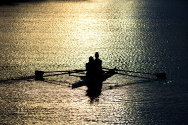 Günbatımı Gölü 'nde Çifte Kafadan Kürek Çeken Kadın