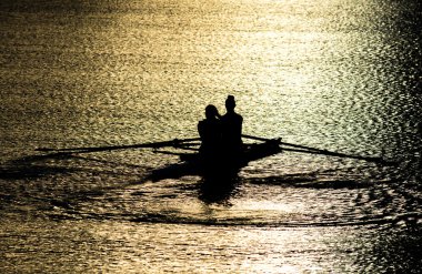 Günbatımı Gölü 'nde Çifte Kafadan Kürek Çeken Kadın
