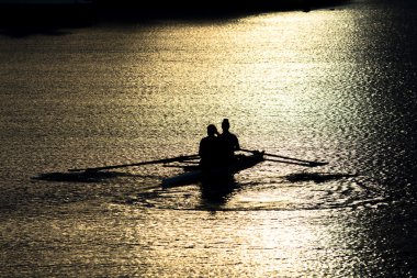 Günbatımı Gölü 'nde Çifte Kafadan Kürek Çeken Kadın
