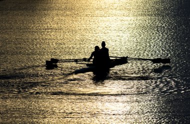 Günbatımı Gölü 'nde Çifte Kafadan Kürek Çeken Kadın