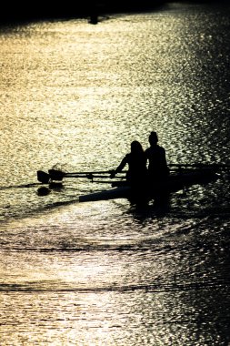 Günbatımı Gölü 'nde Çifte Kafadan Kürek Çeken Kadın