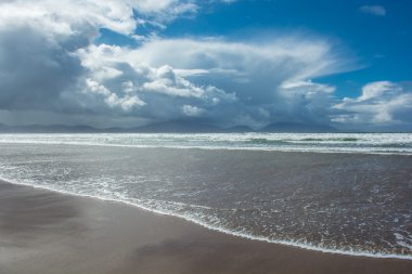 İrlanda 'da Bulutlu Sandy Inch Plajı