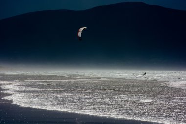 İrlanda Sahil, dalgalar uçurtma sörfçü