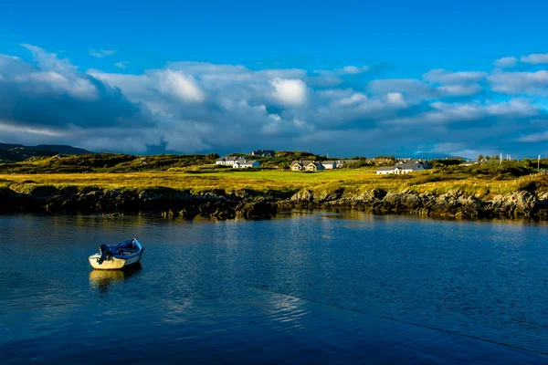 Pueblo remoto y puerto cerca de Donegal en Irlanda — Foto de Stock