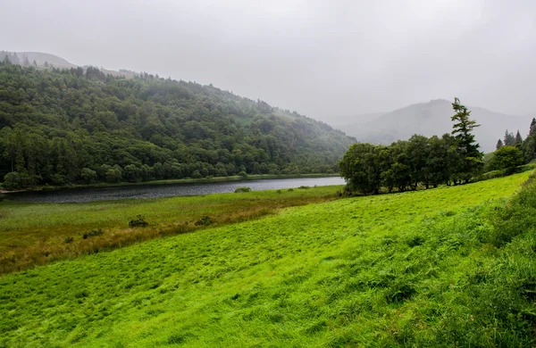 Afstand dorp en haven in de buurt van Donegal in Ierland — Stockfoto