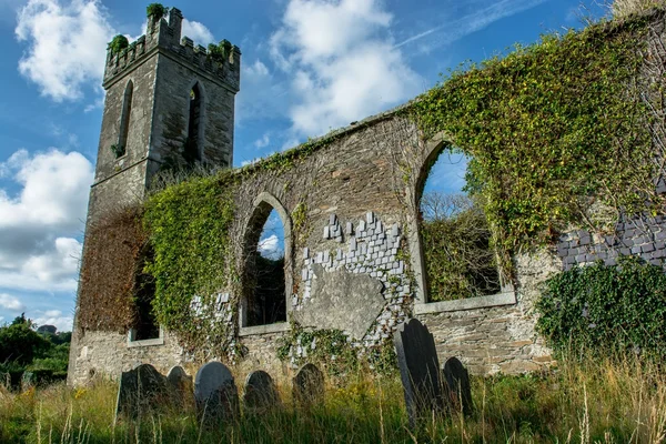 Antigua ruina de la iglesia con cementerio en Irlanda — Foto de Stock