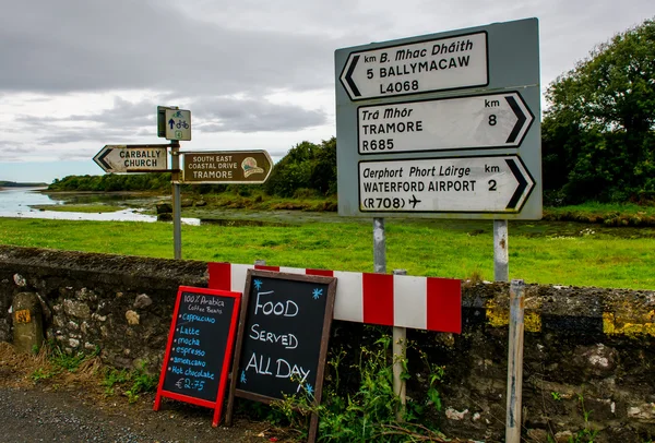 Verkehrszeichen in der Nähe von Waterford in Irland — Stockfoto