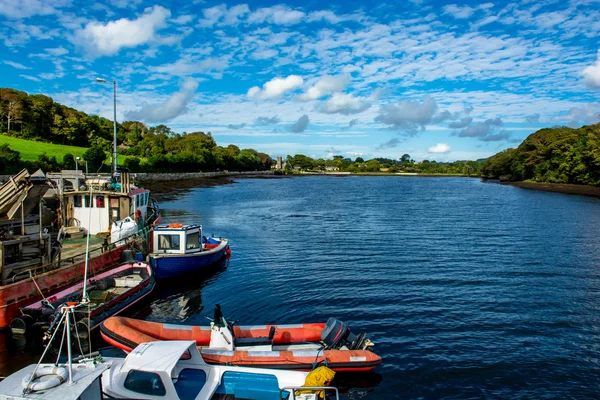 Rio com Barcos na Irlanda — Fotografia de Stock