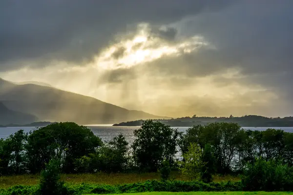 Rayons de soleil au lac Muckross dans le parc national Killarney en Irlande — Photo