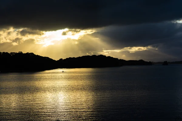 Zonsondergang op het meer met Single Sculls Rowing Boat — Stockfoto