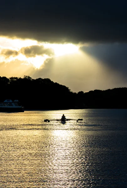 Viervoudige Sculls Roeien Boot op Sunset Lake — Stockfoto