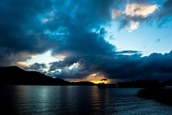 Pôr do sol em Lough Leane no Parque Nacional de Killarney, na Irlanda — Fotografia de Stock