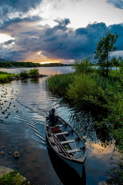爱尔兰基拉尼国家公园从莱恩湖返回的船只 — 图库照片