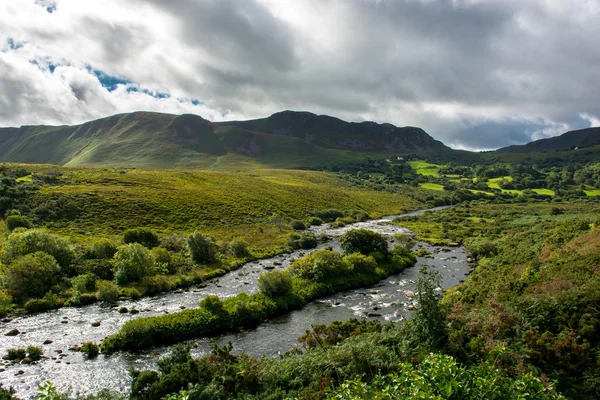 Valle y río en el Anillo de Kerry en Irlanda — Foto de Stock