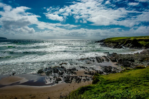 Strand bij de kust van Ierland — Stockfoto