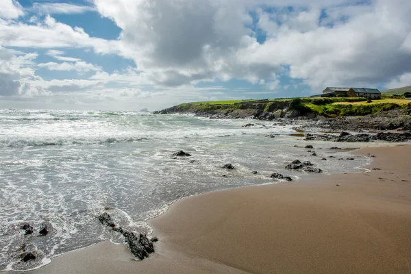 Magányos ház Beach és Írország partjainál — Stock Fotó