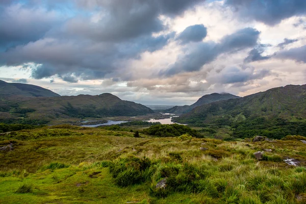 Пейзаж с холмами и озером в Ирландии — стоковое фото
