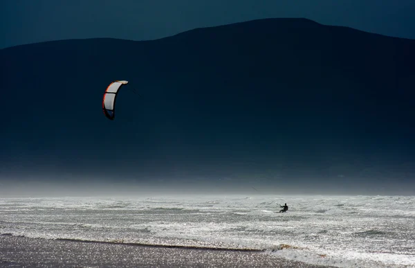 Kite Surfer nas Ondas na Costa da Irlanda — Fotografia de Stock