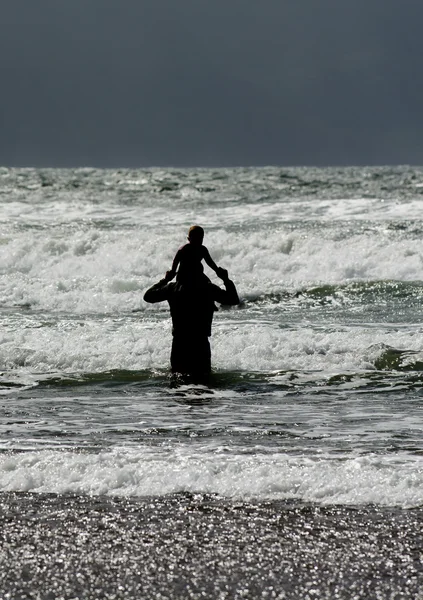 그의 어깨를 입력 물에 아이 가진 남자 — 스톡 사진