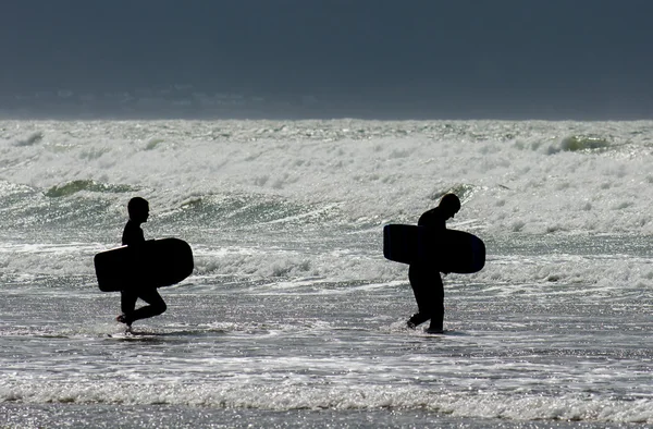 Dos Boarders de Cuerpo Entrando al Agua —  Fotos de Stock