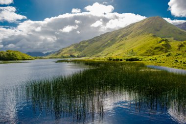 Yeşil dağların İrlanda ile göl
