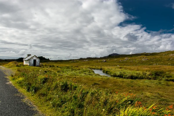 Cabaña remota bajo el río en Irlanda — Foto de Stock