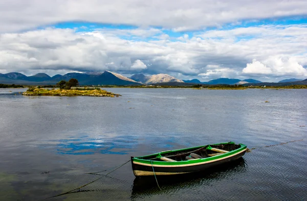 Boot voor anker In de haven van Roundstone In Ierland — Stockfoto