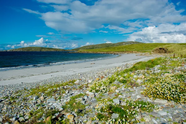 Connemara İrlanda uzaktan beyaz kum plaj — Stok fotoğraf