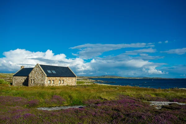 Casa remota en Connemara en Irlanda — Foto de Stock