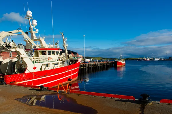 Schepen in de haven van Killybeg in Ierland — Stockfoto