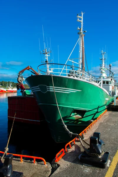 Nave en el puerto de Killybeg en Irlanda — Foto de Stock