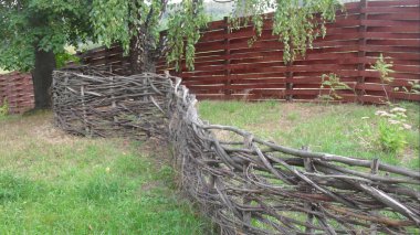 Kendi elleriyle güzel çitlerin olduğu yerde.