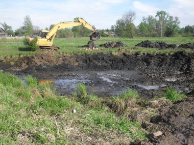Sokaklarda inşaat makineleri ve çamur ve su hendekleri çalışıyor.