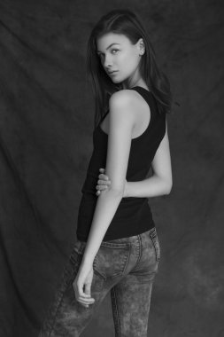 Esmer seksi manken uzun saçlı genç Avrupa cauca