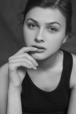 Esmer seksi manken uzun saçlı genç Avrupa cauca