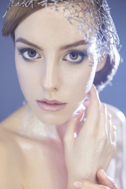 Folyo ve metalik kadın ile güzel fütüristik stil makyaj 
