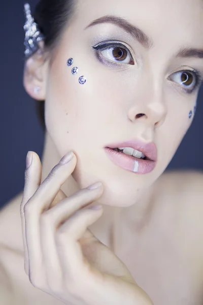 Prachtige futuristische stijl make-up vrouw met folie oren en meta — Stockfoto