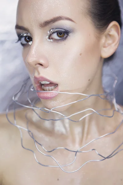 Prachtige futuristische stijl make-up-vrouw met folie en metalen — Stockfoto