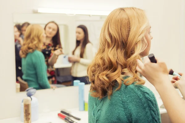 Make-up artiest leraar uit te leggen aan haar student-basiskennis — Stockfoto