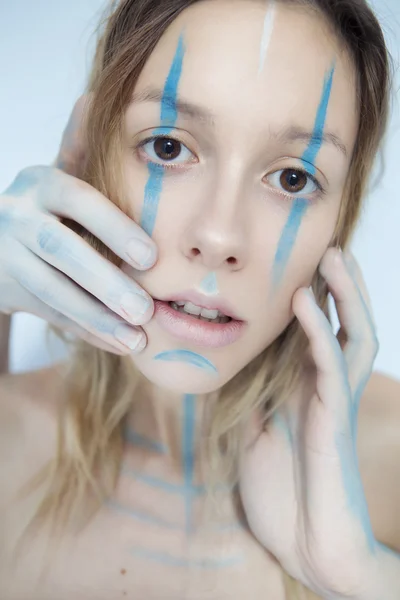 Beleza criativa com maquiagem geométrica em uma mulher. Branco e blu — Fotografia de Stock
