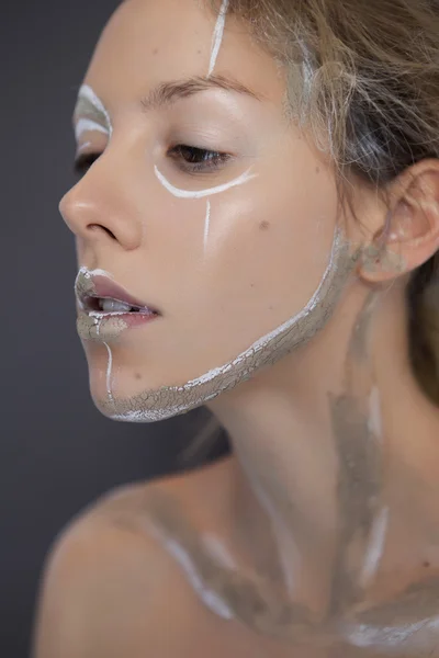 Belleza creativa con maquillaje geométrico en una mujer. Líneas blancas a —  Fotos de Stock