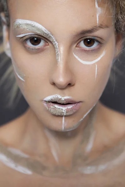 Belleza creativa con maquillaje geométrico en una mujer. Líneas blancas a —  Fotos de Stock