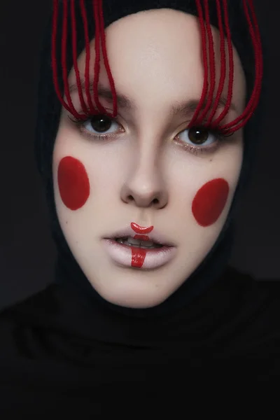 Belleza creativa con maquillaje geométrico en una mujer. rayas rojas —  Fotos de Stock
