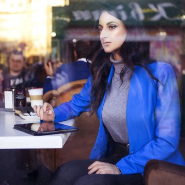 Esmer kadın iş elbiseleri: gri kazak ve mavi ceket