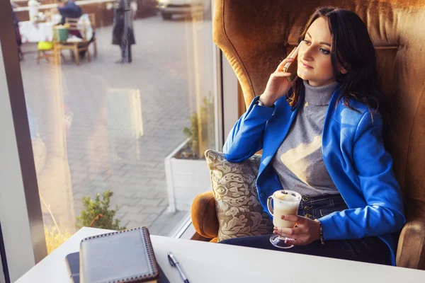 Bruneta žena v business oblečení: šedý svetr a bundu modré — Stock fotografie