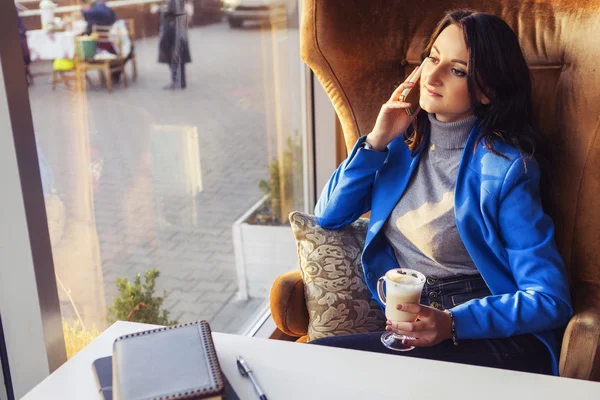 Mujer morena en ropa de negocios: suéter gris y chaqueta azul —  Fotos de Stock