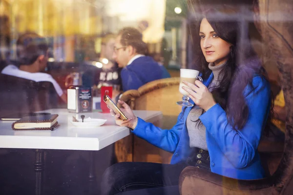 비즈니스 옷에 갈색 머리 여자: 회색 스웨터와 블루 자 켓 — 스톡 사진