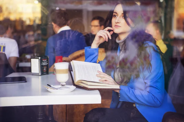 Brünette Frau in Businesskleidung: grauer Pullover und blaue Jacke — Stockfoto