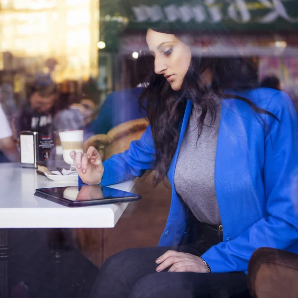 Bruneta žena v business oblečení: šedý svetr a bundu modré — Stock fotografie